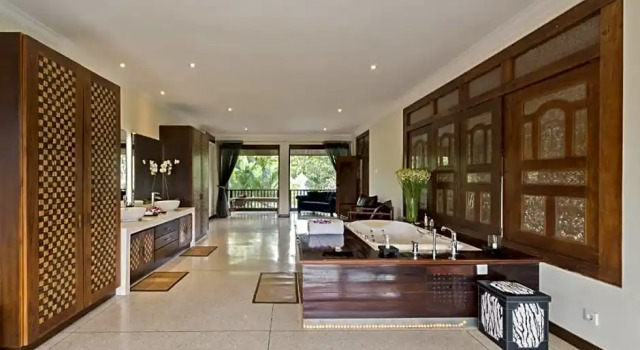 Spacious 8 bedroom pool villa in Canggu