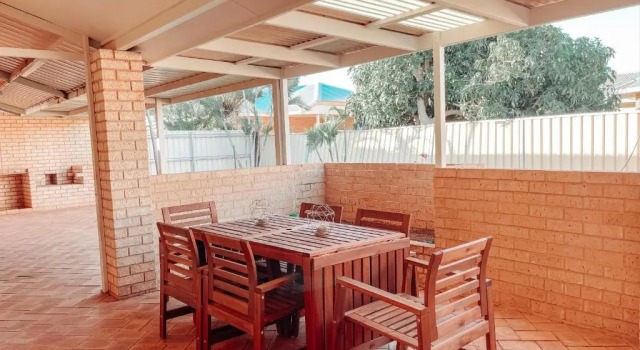 Carnarvon 3BR & 2BA Holiday House, Забронировать Отель Карнарвон Shark Bay Australia, рядом с Пристань для яхт Карнарвон