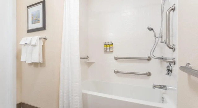 Люкс Candlewood Suites Eau Claire I-94 by IHG