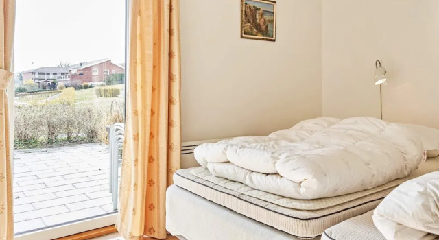 Coastal Stay With Baltic Sea Views, Book Feriehus Sommerhuse i Allinge, Hytte