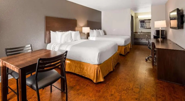 Четырёхместный номер Standard SureStay Plus Hotel by Best Western Hammond