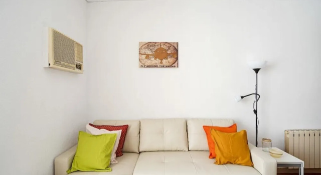 Spacious 4 Bed Apt Close to Sagrada Familia Temple, Забронировать Отель Барселона провинция Барселона, рядом с Сады принца Жироны