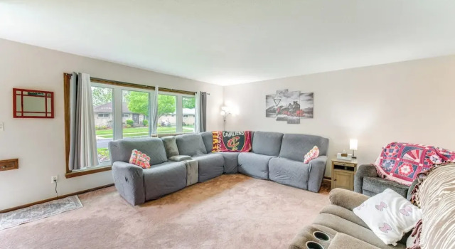 8 Mi to Cleveland: Family Home w/ Fenced Backyard!, Varaa Lomakoti Mökit kohteessa Brooklyn, Mökki