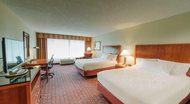 Четырёхместный номер Standard с красивым видом из окна Hilton Garden Inn Manchester Downtown