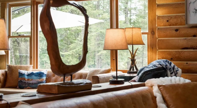 Luxe Riverfront Lodge: Group Wine and Ski Retreats, Varaa Lomakoti Rapid City Michigan