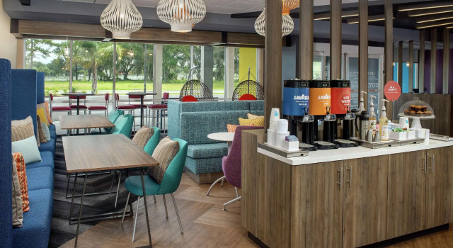 Кровать в общем номере Tru By Hilton Lake City