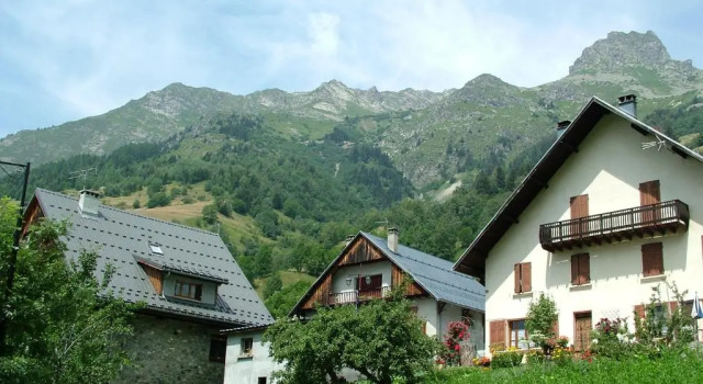 Шале Ski Peak - Chalet Rostaing - Incredible vaulted ceiling dining room and breathtaking garden