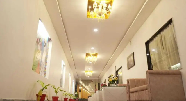 The Golden Palace, Забронировать Отель Варанаси штат Уттар-Прадеш, рядом с Bharat Kala Bhavan