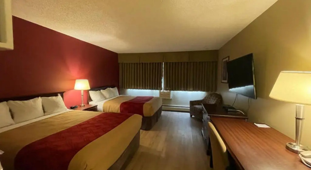 Четырёхместный номер Standard Travelodge by Wyndham Fort St John