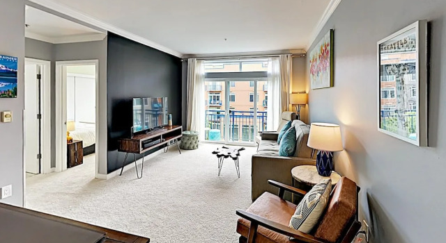 Chic Belltown Court W/ Pool & Rooftop Deck 2 Bedroom Condo, Забронировать Апартаменты/квартира Отели Сиэтла с бассейном, рядом с Стеклянный сад Чихули, Бассейн
