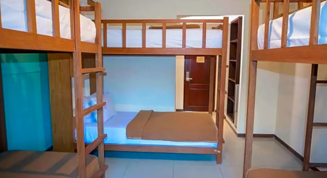 Кровать в общем номере Kuta One Party Hotel