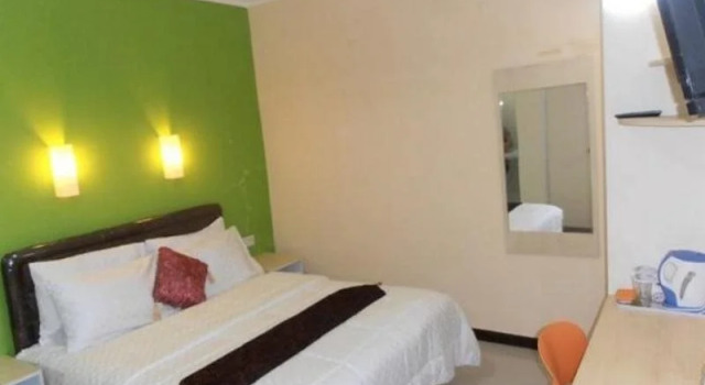 Sentosa Homestay, Prenota Hotel Surabaya East Java, vicino a Ciputra World Surabaya Mall