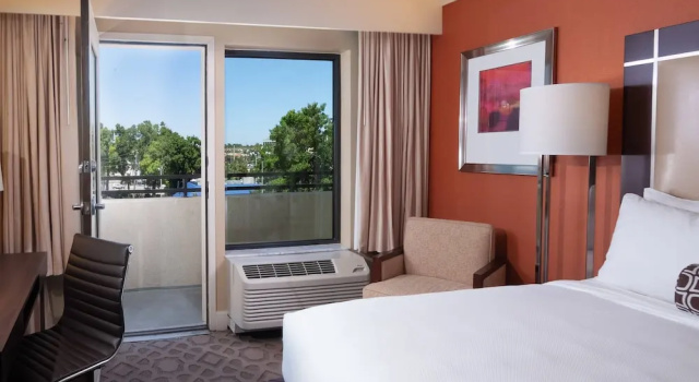 Четырёхместный номер Standard с балконом Delta Hotels by Marriott Orlando Lake Buena Vista