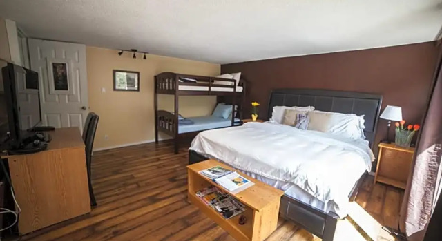 Двухместный люкс с балконом Tall Trees Bed & Breakfast