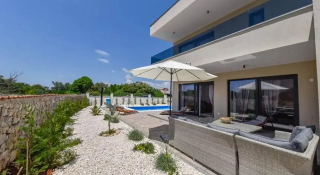 Villa Sunrise With Outdoor Pool