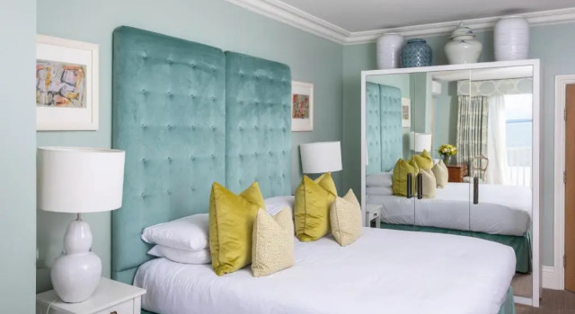 Четырёхместный номер Executive с балконом и с видом на море Roslin Beach Hotel