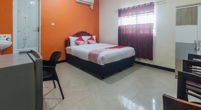 Номер Deluxe OYO 2010 Satria Guest House