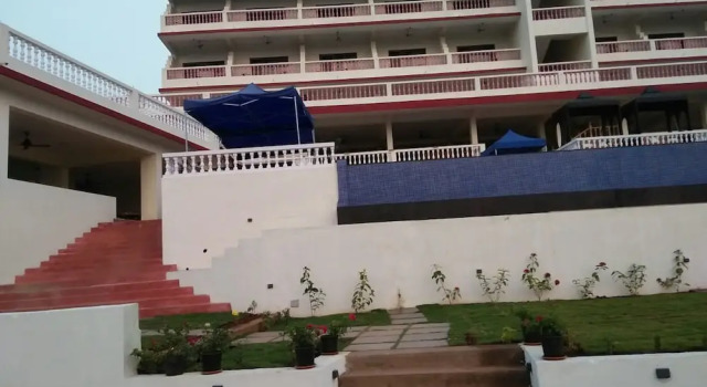 Capital O 12343 Aarya Boulevard, Rezerwuj Hotel Hotele w Pernem z parkingiem, Parking