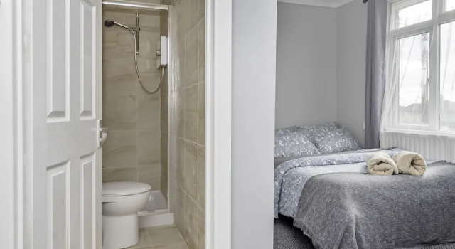 Номер Deluxe Shirley house 2, Self Catering Guest House, Self Check in, Smart locks, 10 min Walk to Southampton General, Aspire and Princess Anne Hospitals, Access to Fully Equipped Kitchen, Excellent Transport Links, Ideal for Longer Stays and Hospital Shifts