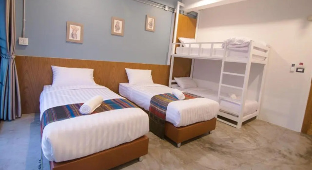 Четырёхместный номер с балконом Suree House