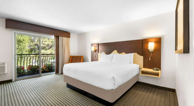 Двухместный номер Standard с балконом и с видом на реку Best Western Driftwood Inn