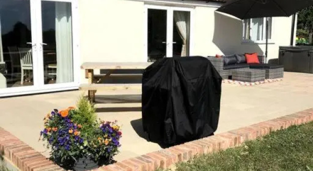 Коттедж Lovely two bedroom bungalow with hot tub