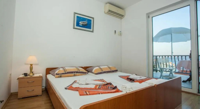 Апартаменты c 1 комнатой с балконом и с видом на море Apartments Pušić