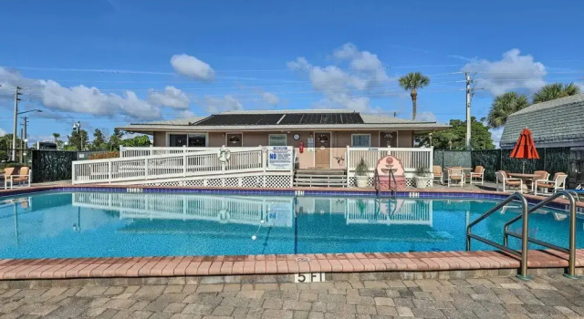 Cute Cocoa Beach Condo w/ Pool & Beach Access!, Varaa Huoneisto Hotellit Space Coast pysäköinnillä, Pysäköinti