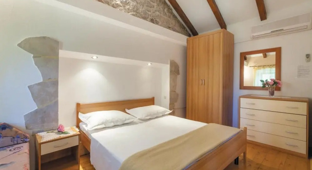 Nice Home in Ostrvica With Wifi and 5 Bedrooms, Rezerwuj Hotel Hotele w Split-Dalmatia County z parkingiem, Parking