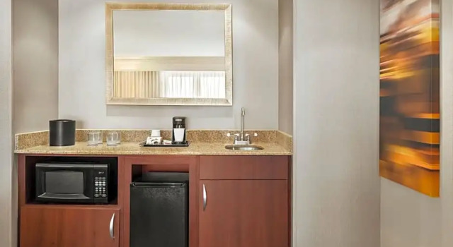 Двухместный люкс c 1 комнатой Courtyard by Marriott Madison West / Middleton