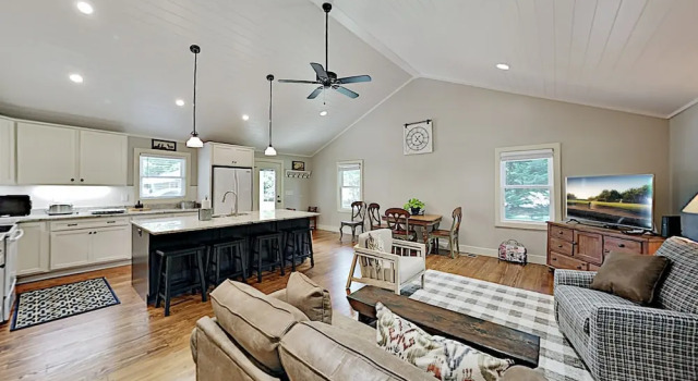 Charming Getaway W/ Luxe Interior & Screened Patio 2 Bedroom Cottage, Varaa Lomakoti Flat Rock Pohjois-Carolina