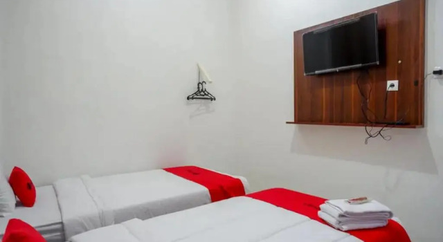 RedDoorz near Stasiun Purwosari, Buchen Sie Hotel Purwosari Central Java