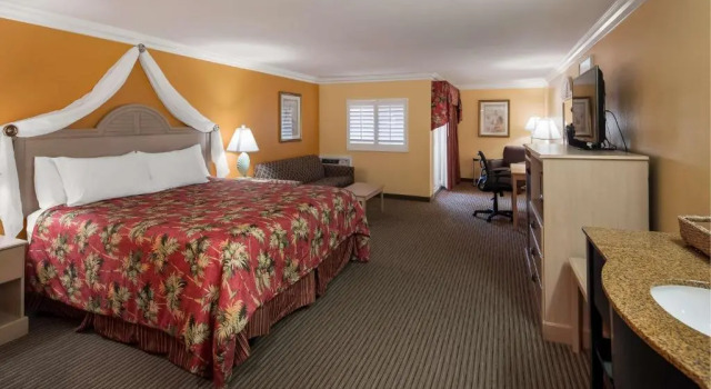 Люкс с видом на гавань Best Western Harbour Inn & Suites Huntington - Sunset Beach