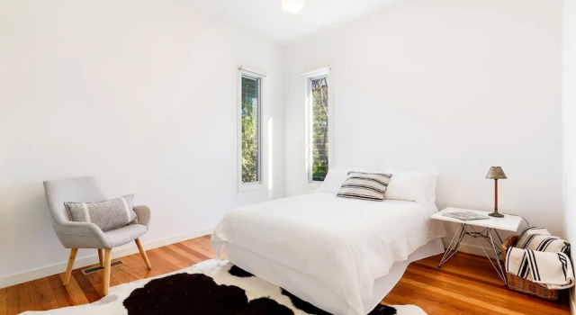 Queen Adelaide, Book Hotel Red Hill 