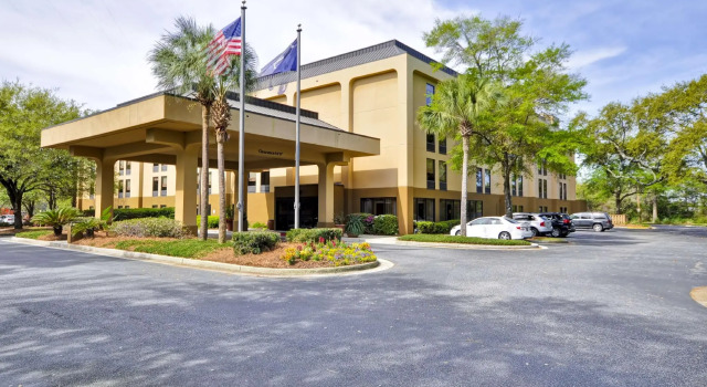 Кровать в общем номере Hampton Inn Patriots Point