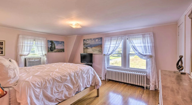 Коттедж с 3 комнатами Near Wineries: Historic North Fork Farmhouse!