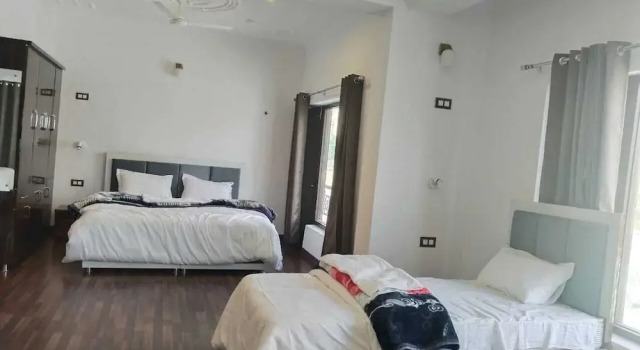 Кровать в общем номере Mount Vista Leh
