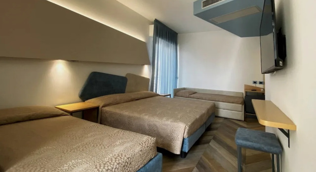 Четырёхместный номер Superior с балконом Color Hotel Rimini