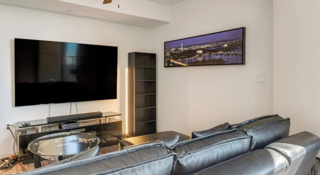 1 Mi to DCA Airport: Potomac Yard Apt w/ Pool, Забронировать Апартаменты/квартира Апартаменты Арлингтон, Апартаменты/квартира