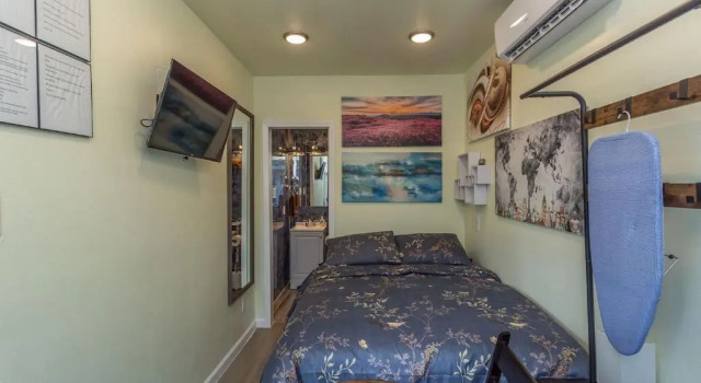 Апартаменты East Downtown Micro-luxe Container Living Pod #10