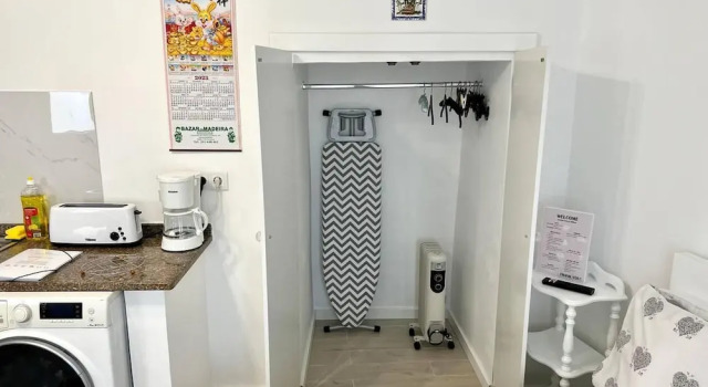 Modern Minimalist Studio With Essential Comfort, Rezerwuj Hotel Hotele w Funchal z parkingiem, Parking