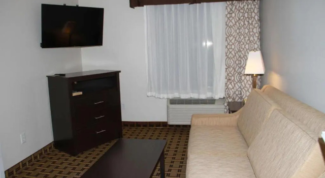 Люкс SureStay Plus Hotel by Best Western Coralville Iowa City
