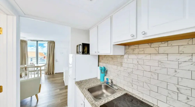Номер Royal с балконом и с видом на бассейн Madison Resort Wildwood Crest