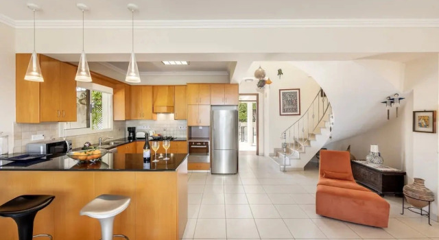 Коттедж Chelidonia Larnaca Seafront Villa