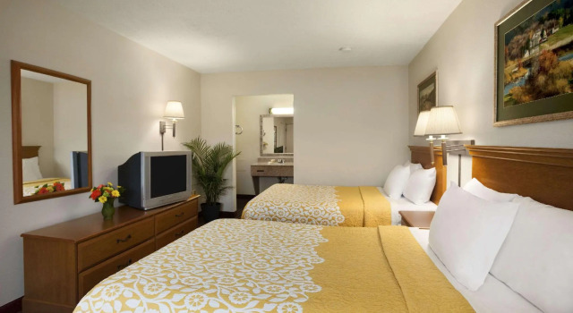 Четырёхместный номер Standard Days Inn Alexandria by Wyndham