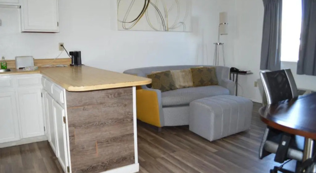 Двухместный люкс c 1 комнатой Travelodge by Wyndham Colorado Springs Airport - Peterson SFB