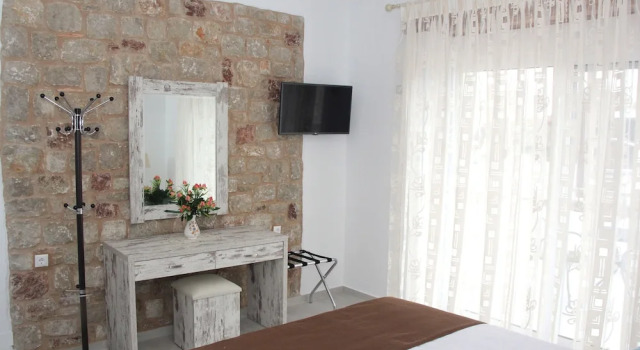 Апартаменты Цокольный этаж c 1 комнатой с балконом Haraki Stone Apartments