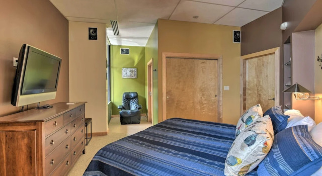Апартаменты Idyllic Dtwn Anchorage Condo w/ Fireplace!