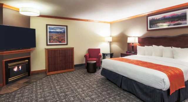 Люкс с балконом и с красивым видом из окна Best Western Rocky Mountain Lodge
