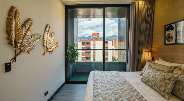 Апартаменты с балконом и с видом на город First Class Hotel